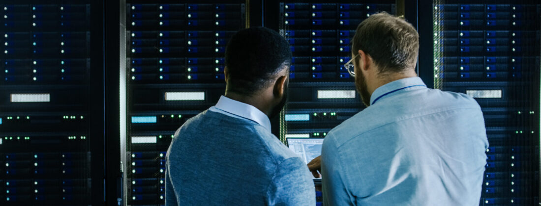 Deux hommes avec un laptop devant un serveur