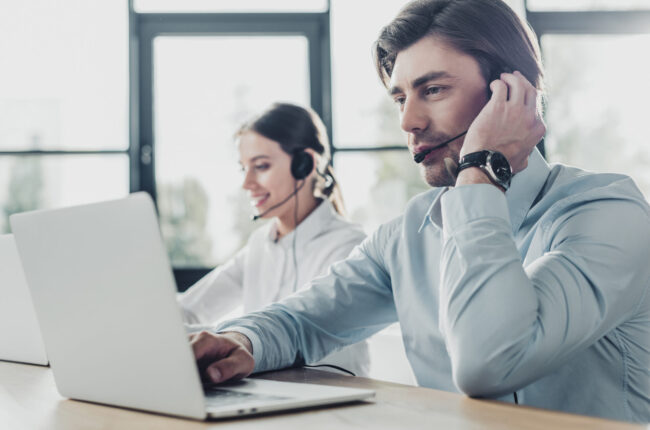 Des agents de soutien technique